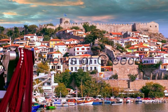 Η Παλιά Καβάλα και το θρυλικό της Φρούριο όπως τα βλέπουμε να ποζάρουν από την προκυμαία